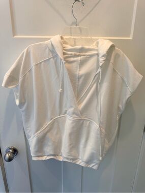 Uncharted Threads White Short Sleeve Hoodie Medium V Neck Kangaroo Pocket
